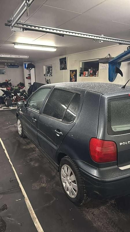 Begagnad VW Polo 75 HK (55 kW) 2000 Mörkgrå/svart