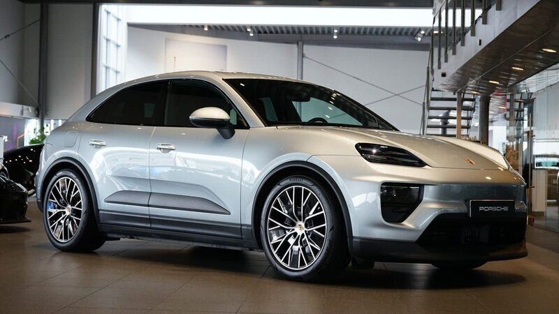 Silver Begagnad 2024 Porsche Macan 4 Electric SUV | 949 000 kr (Marknadspris) - Bild 1/4