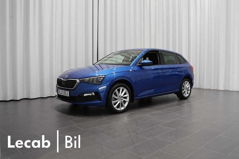 Blå (race blue metallic) Begagnad 2023 Skoda Scala Halvkombi | 219 500 kr (Bra pris) - Bild 1/4