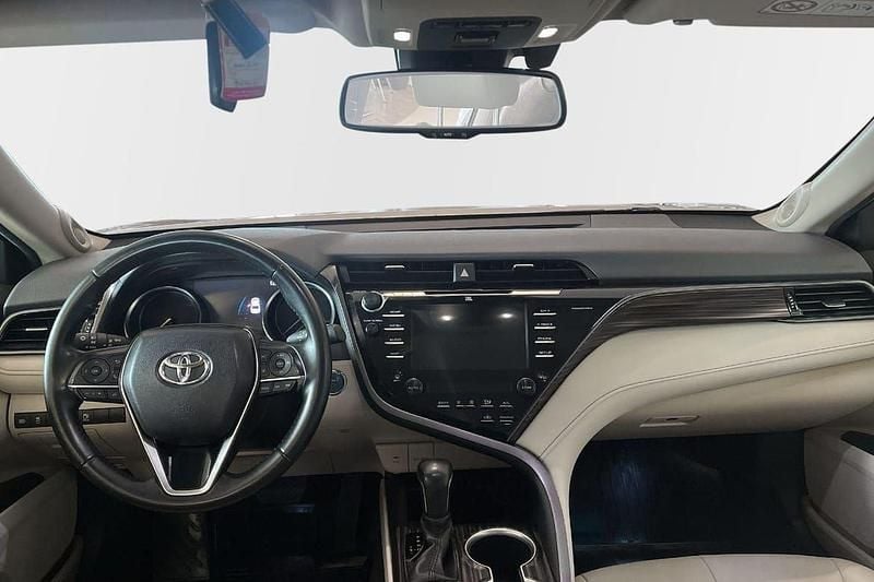 Ljusbrun (brun) Begagnad 2020 Toyota Camry Hybrid Executive Sedan | 279 000 kr (Marknadspris) - Bild 1/1