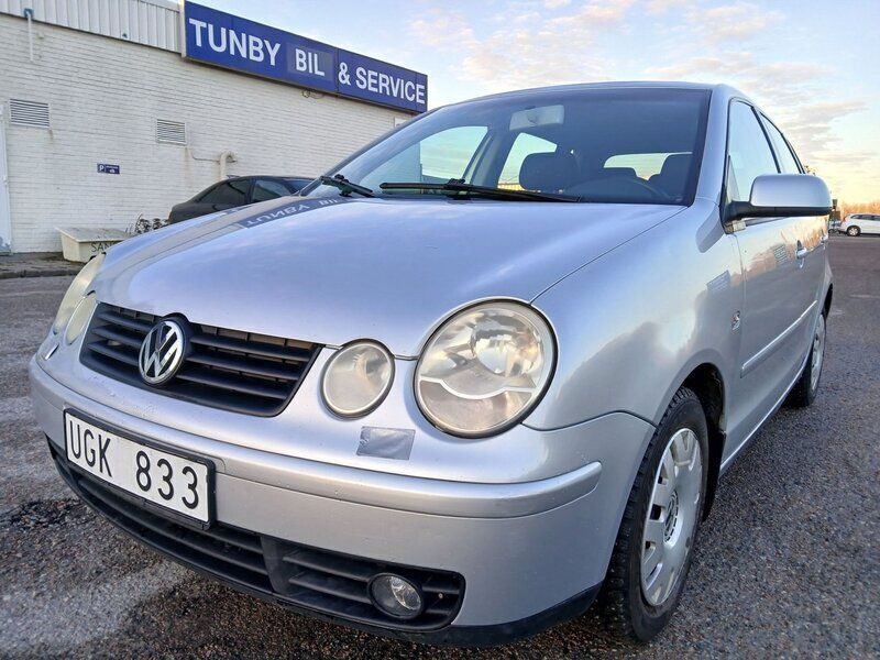 Silver Begagnad 2003 VW Polo Comfortline Halvkombi | 34 900 kr (Lite dyr) - Bild 1/4