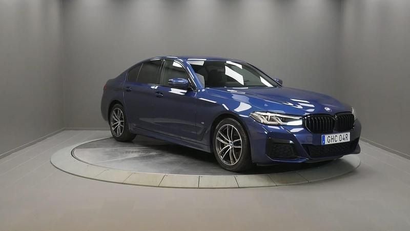 Blå Begagnad 2021 BMW 520 M Sport Sedan | 409 000 kr (Marknadspris) - Bild 1/4