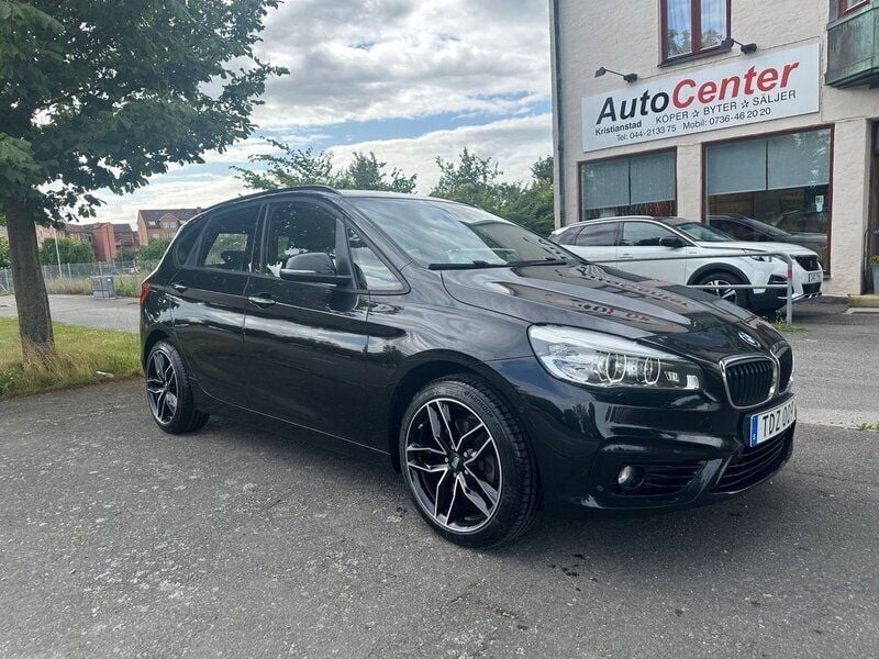 Svart Begagnad 2014 BMW 218 Active Tourer Sport Line Minibuss | 119 000 kr (Bra pris) - Bild 1/4