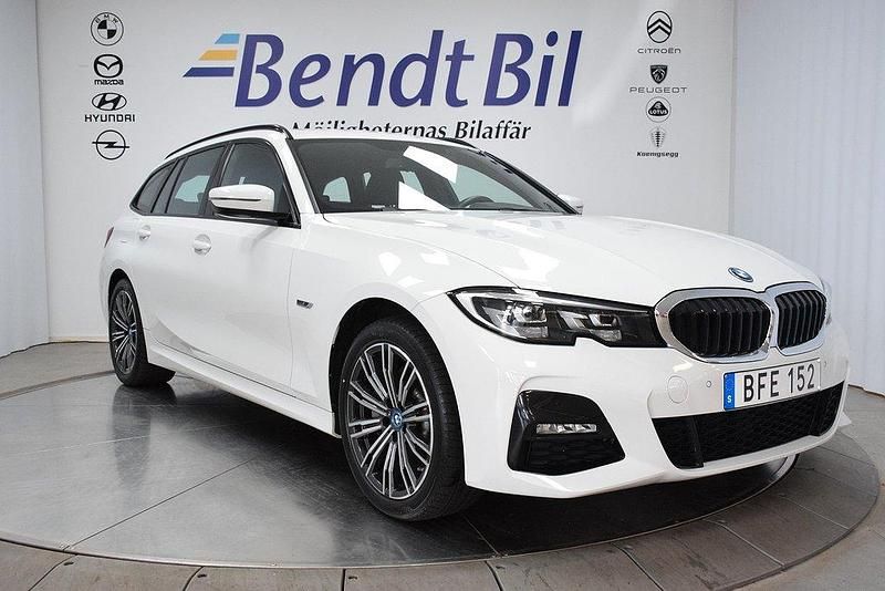 Vit Begagnad 2022 BMW 330e M Sport Kombi | 359 500 kr (Marknadspris) - Bild 1/3