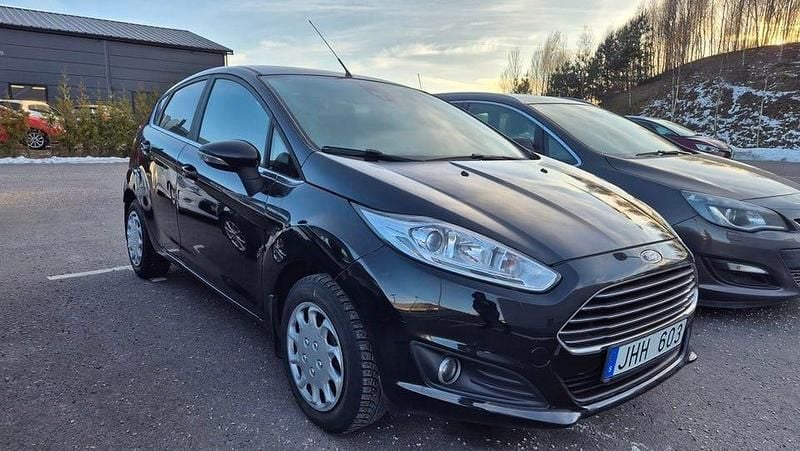 Begagnad Ford Fiesta Titanium 101 HK (74 kW) 2013 Svart Halvkombi