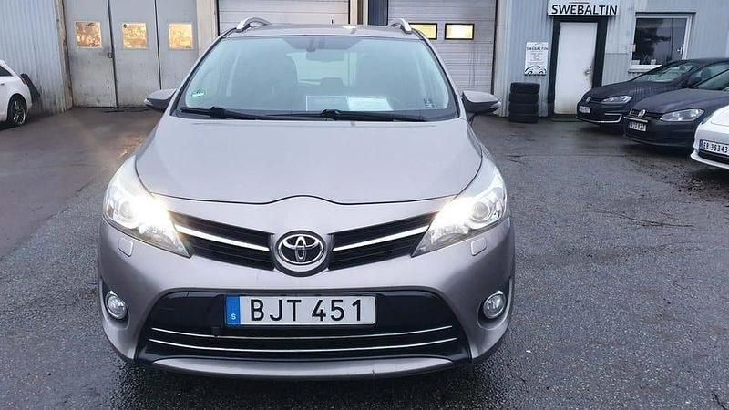 Brun Begagnad 2015 Toyota Verso Edition Minibuss | 74 000 kr (Marknadspris) - Bild 1/4