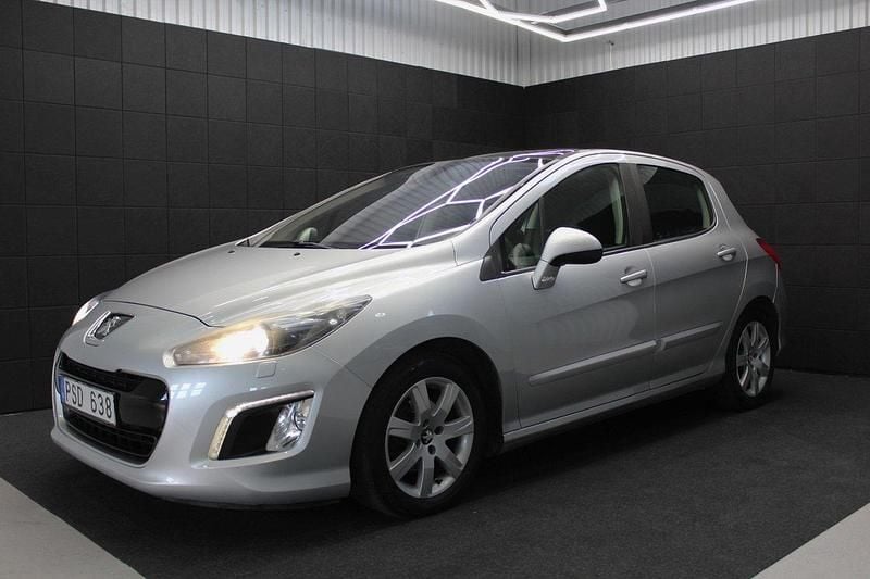 Ljusgrå (grå) Begagnad 2013 Peugeot 308 Halvkombi | 64 000 kr (Marknadspris) - Bild 1/4