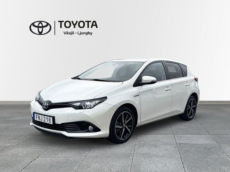 Vit Begagnad 2018 Toyota Auris Hybrid Comfort Halvkombi | 179 000 kr (Marknadspris) - Bild 1/3