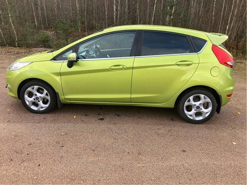 Grön Begagnad 2011 Ford Fiesta Titanium Halvkombi | 33 000 kr (Marknadspris) - Bild 1/4