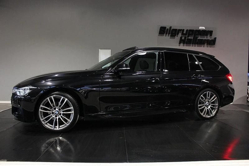 Svart sapphire metallic Begagnad 2019 BMW 320 M Sport Kombi | 259 900 kr (Marknadspris) - Bild 1/3