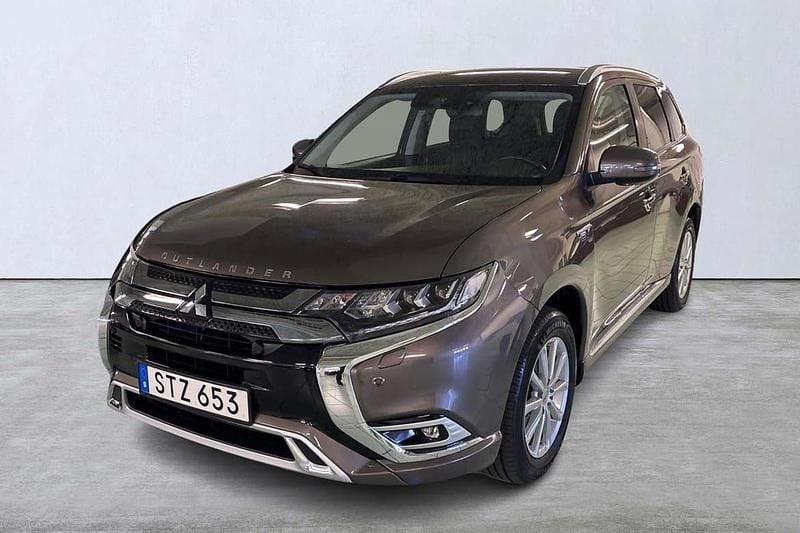 Brun Begagnad 2020 Mitsubishi Outlander P-HEV SUV | 219 000 kr (Marknadspris) - Bild 1/4