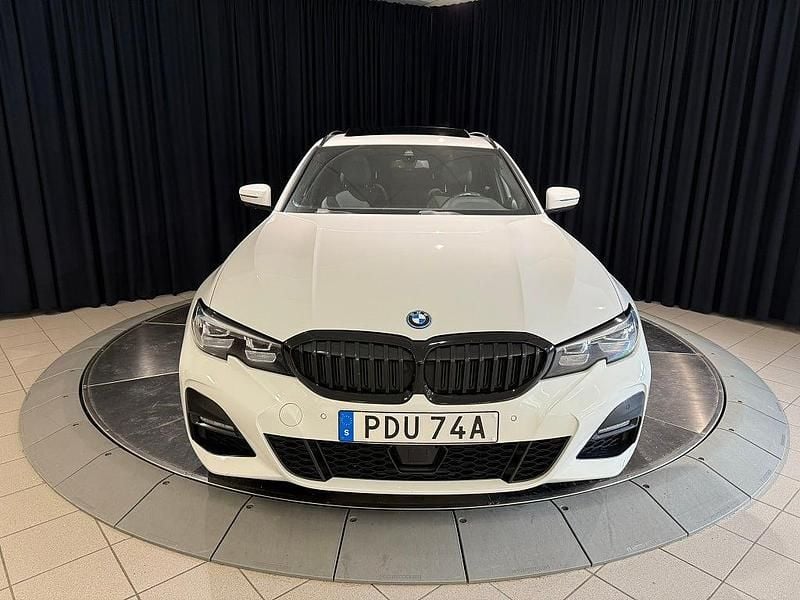 Begagnad BMW 330e M Sport 293 HK (215 kW) 2022 Vit Kombi