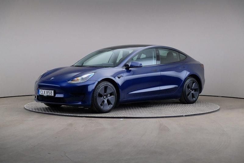 Blå Begagnad 2022 Tesla Model 3 Standard Range Sedan | 279 000 kr (Bra pris) - Bild 1/4
