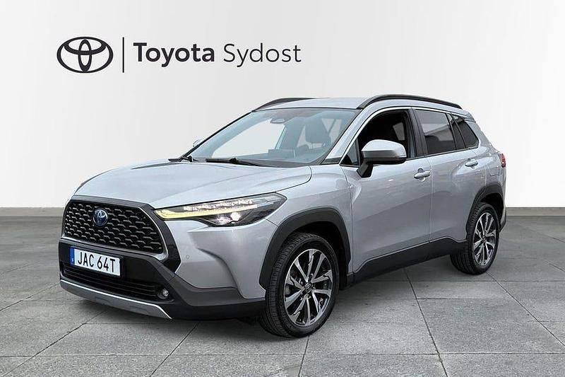 Silver Begagnad 2022 Toyota Corolla Cross Style SUV | 367 900 kr (Marknadspris) - Bild 1/3