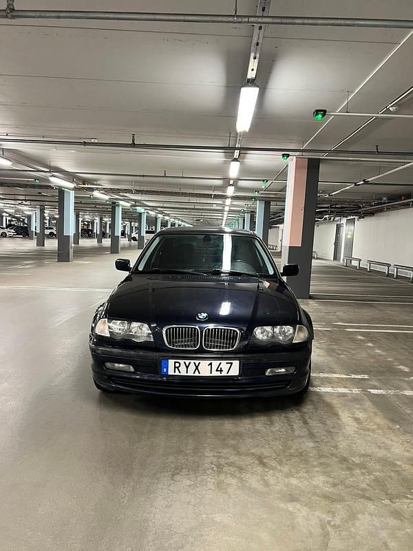 Begagnad 2001 BMW 320 Sedan | 29 900 kr (Bra pris) - Bild 1/4