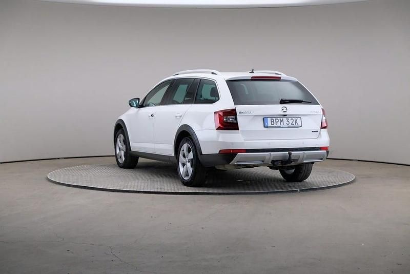 Begagnad Skoda Octavia Scout Business Line 184 HK (135 kW) 2019 Vit Kombi