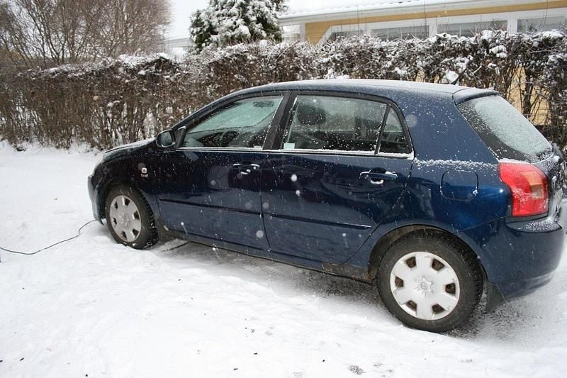 Blå Begagnad 2004 Toyota Corolla Halvkombi | 25 000 kr (Marknadspris) - Bild 1/4