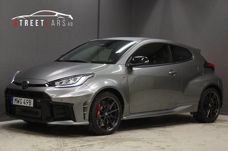Silver Begagnad 2024 Toyota Yaris Premium Halvkombi | 549 900 kr (Marknadspris) - Bild 1/4