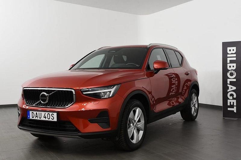 Röd Begagnad 2023 Volvo XC40 Core SUV | 364 800 kr (Marknadspris) - Bild 1/4