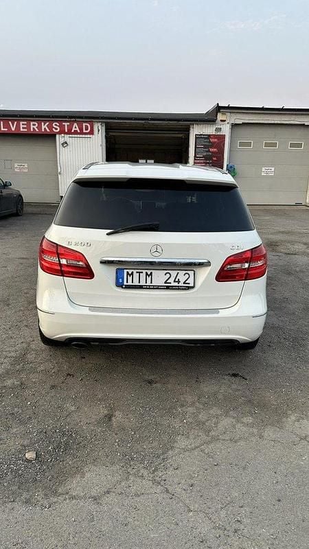 Vit Begagnad 2012 Mercedes B200 Minibuss | 85 000 kr (Marknadspris) - Bild 1/4