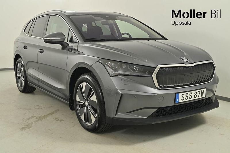 Grå (graphite grey metallic) Begagnad 2025 Skoda Enyaq iV SUV | 524 900 kr (Superpris) - Bild 1/4
