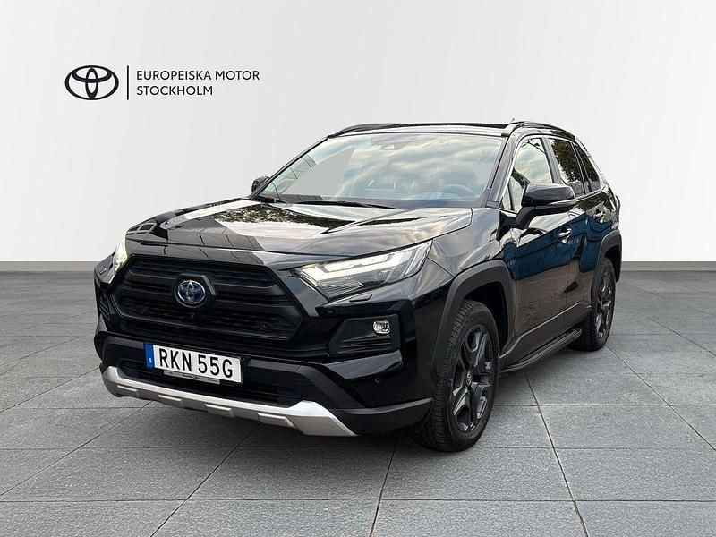 Svart Begagnad 2022 Toyota RAV4 Hybrid SUV | 389 900 kr (Marknadspris) - Bild 1/4