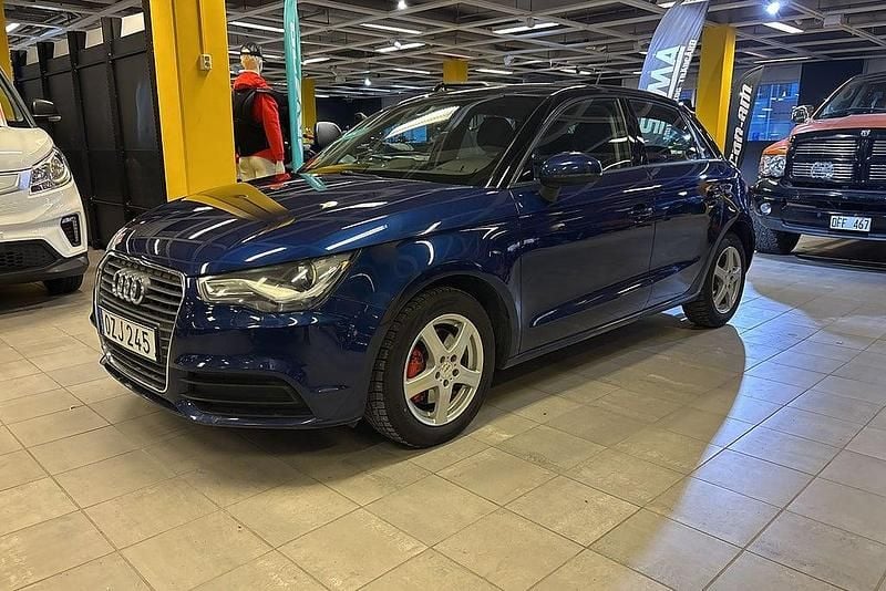 Blå Begagnad 2013 Audi A1 Sportback Sport Halvkombi | 119 900 kr (Marknadspris) - Bild 1/4