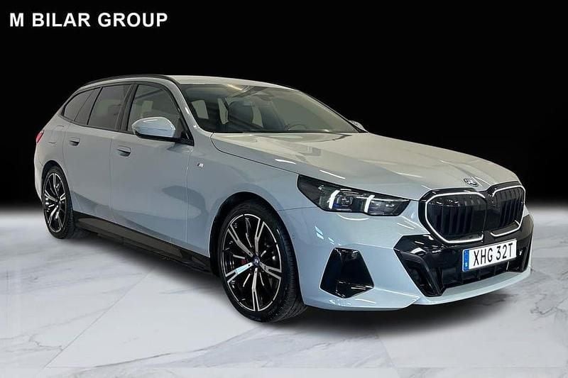 Grå Begagnad 2025 BMW 530 M Sport Kombi | 699 000 kr - Bild 1/4