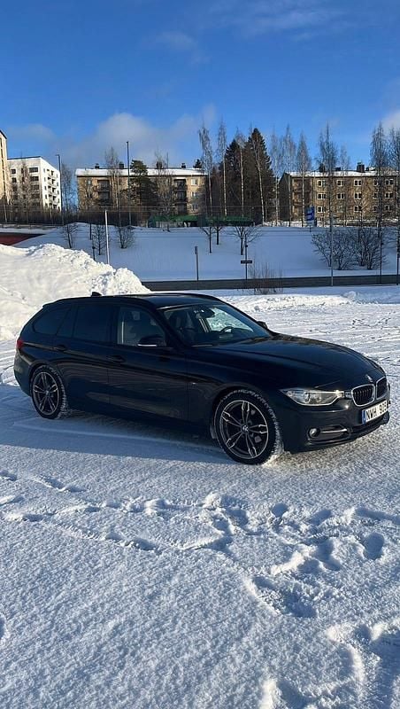 Sapphire black Begagnad 2013 BMW 318 Kombi | 159 000 kr (Lite dyr) - Bild 1/4