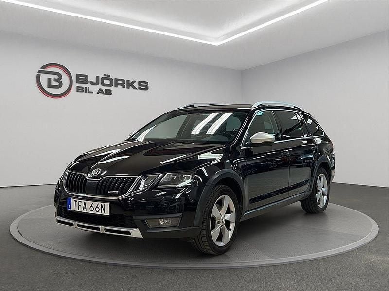Svart Begagnad 2019 Skoda Octavia Scout Kombi | 209 500 kr (Marknadspris) - Bild 1/4