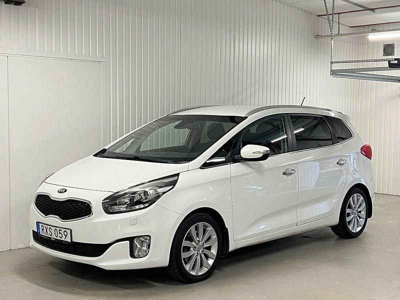 Vit Begagnad 2014 Kia Carens Minibuss | 119 900 kr (Marknadspris) - Bild 1/4