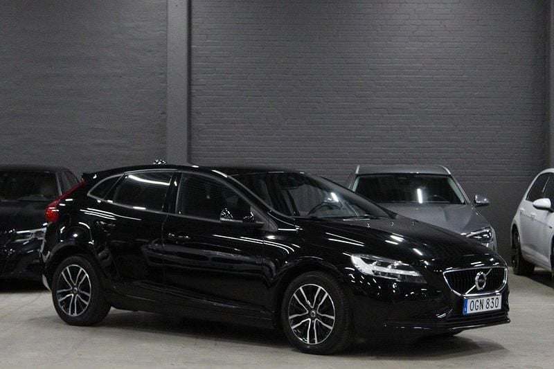 Svart Begagnad 2017 Volvo V40 Momentum Kombi | 209 900 kr (Lite dyr) - Bild 1/4