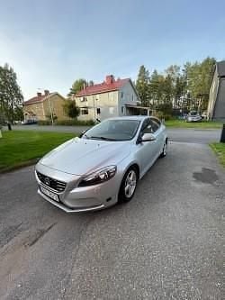 Silver Begagnad 2014 Volvo V40 Kinetic Kombi | 102 500 kr (Superpris) - Bild 1/4