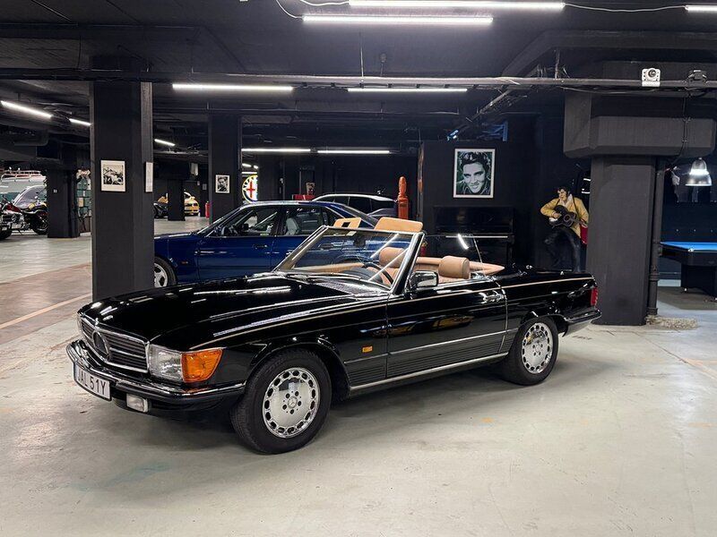 Svart Begagnad 1988 Mercedes 560 Cab | 295 000 kr - Bild 1/4