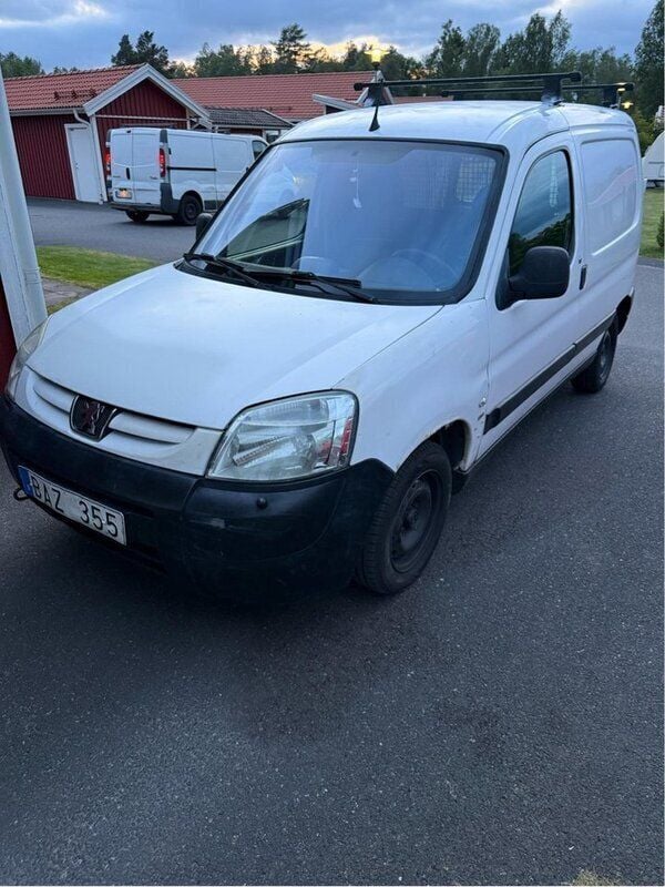 Vit Begagnad 2006 Peugeot Partner Minibuss | 19 500 kr (Marknadspris) - Bild 1/4