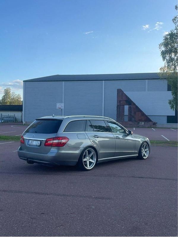 Silver Begagnad 2011 Mercedes E220 Avantgarde Kombi | 80 000 kr (Dyr) - Bild 1/4