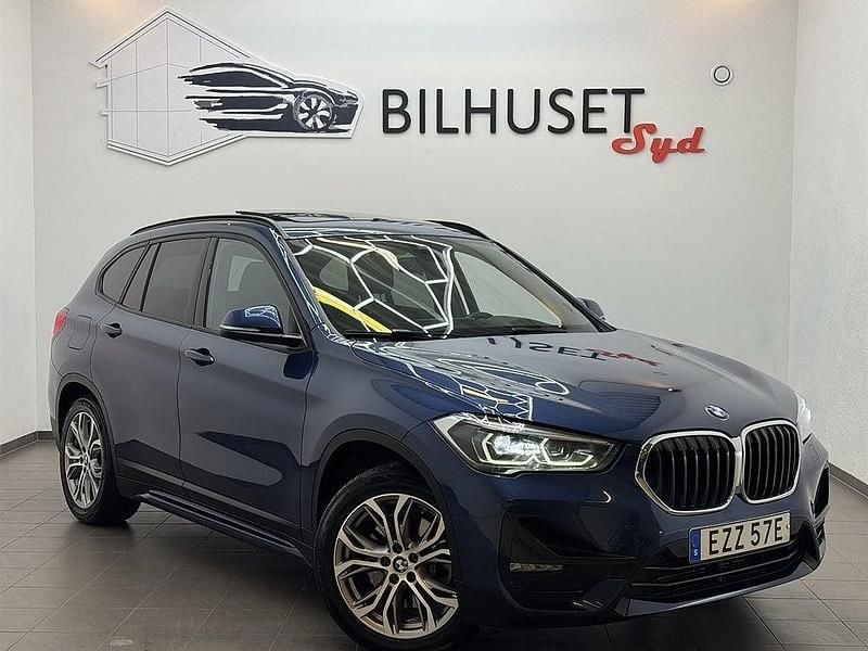Blå Begagnad 2020 BMW X1 Sport Line SUV | 228 500 kr (Marknadspris) - Bild 1/4