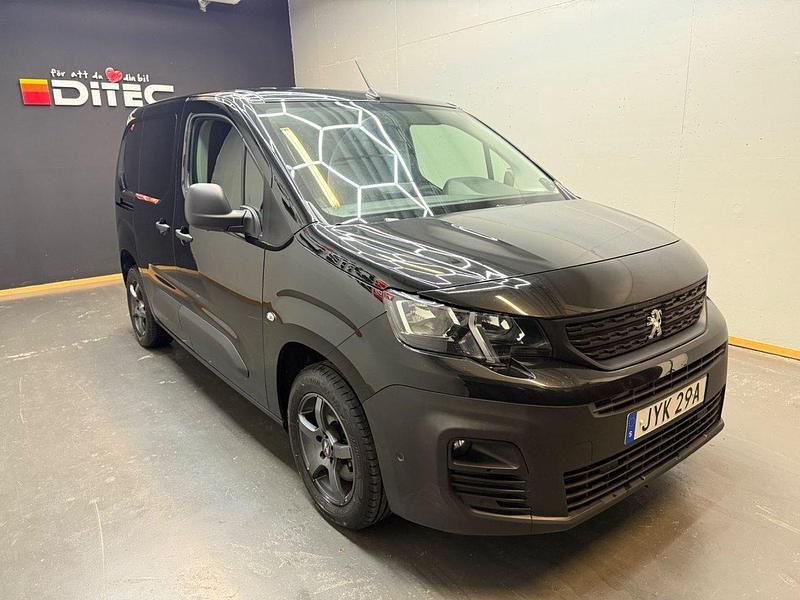 Svart Begagnad 2019 Peugeot Partner Minibuss | 89 900 kr (Superpris) - Bild 1/4