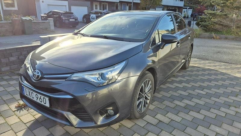Grå Begagnad 2016 Toyota Avensis Multidrive S Sedan | 155 000 kr (Marknadspris) - Bild 1/4