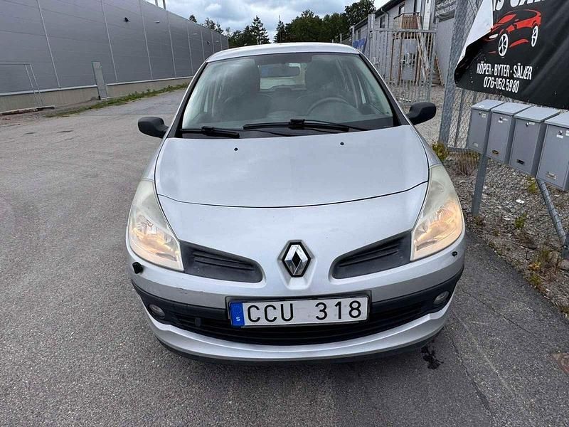 Silver Begagnad 2008 Renault Clio R.S. Halvkombi | 22 500 kr (Marknadspris) - Bild 1/4