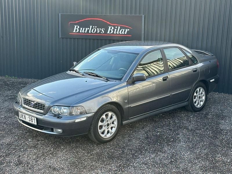 Grå Begagnad 2003 Volvo S40 Sedan | 28 800 kr (Dyr) - Bild 1/4