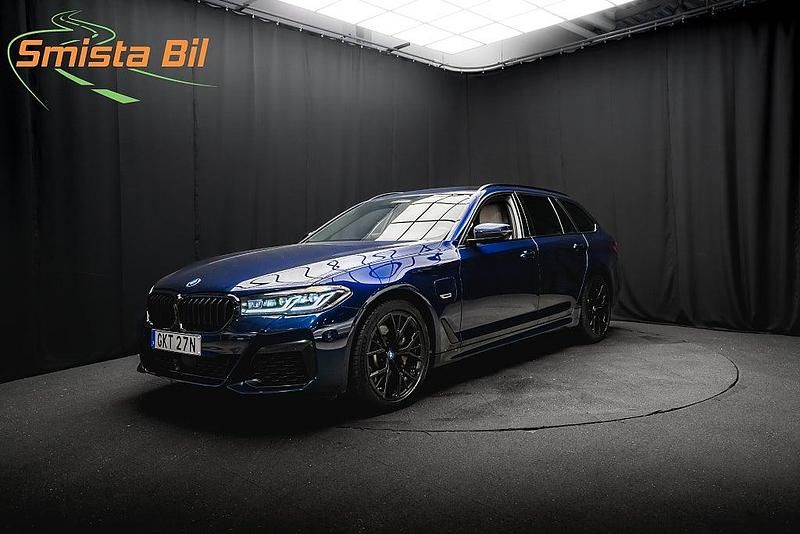 Blå Begagnad 2022 BMW 530e M Sport Kombi | 414 800 kr (Marknadspris) - Bild 1/3