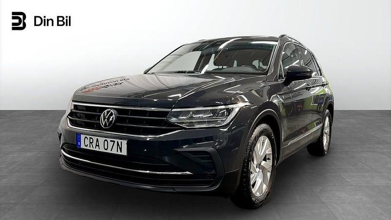 Grå Begagnad 2022 VW Tiguan SUV | 319 900 kr (Lite dyr) - Bild 1/4