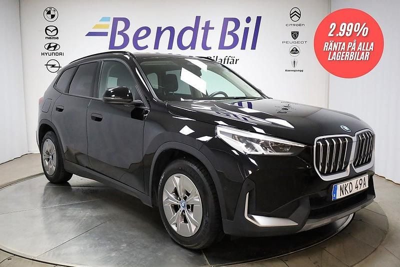 Svart solid Begagnad 2023 BMW iX1 Shadowline SUV | 379 500 kr (Bra pris) - Bild 1/4