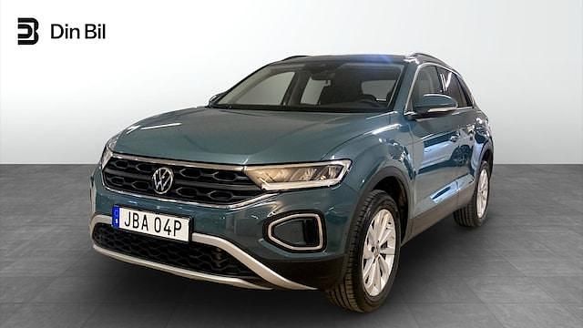 Grå (petroleum blue metallic) Begagnad 2024 VW T-Roc Life SUV | 309 900 kr (Marknadspris) - Bild 1/4