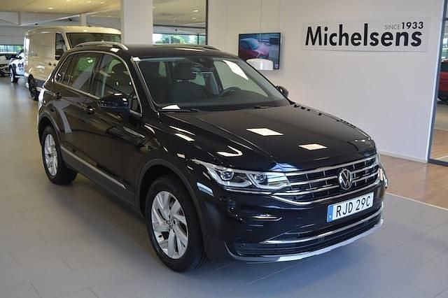 Svart Begagnad 2023 VW Tiguan Elegance SUV | 379 900 kr (Marknadspris) - Bild 1/4