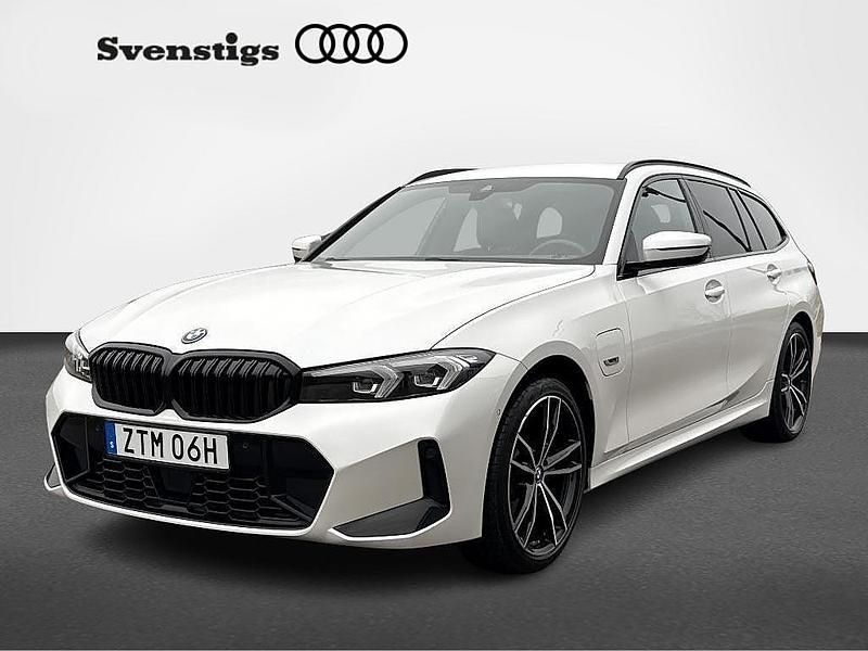 Vit Begagnad 2022 BMW 330e M Sport Kombi | 364 800 kr (Lite dyr) - Bild 1/4