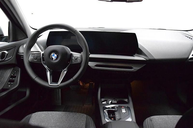 Ny BMW 120 Shadowline 170 HK (125 kW) 2025 Skyscraper grey metallic Halvkombi