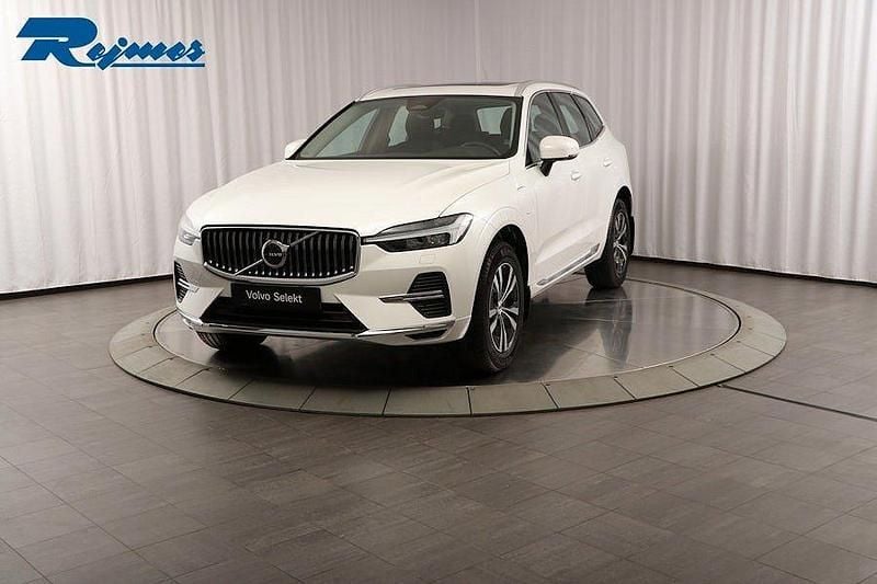 Vit (crystal white metallic) Begagnad 2024 Volvo XC60 Core SUV | 539 900 kr (Marknadspris) - Bild 1/4