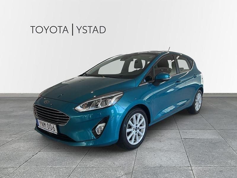 Blå Begagnad 2017 Ford Fiesta Titanium Halvkombi | 99 000 kr (Marknadspris) - Bild 1/4